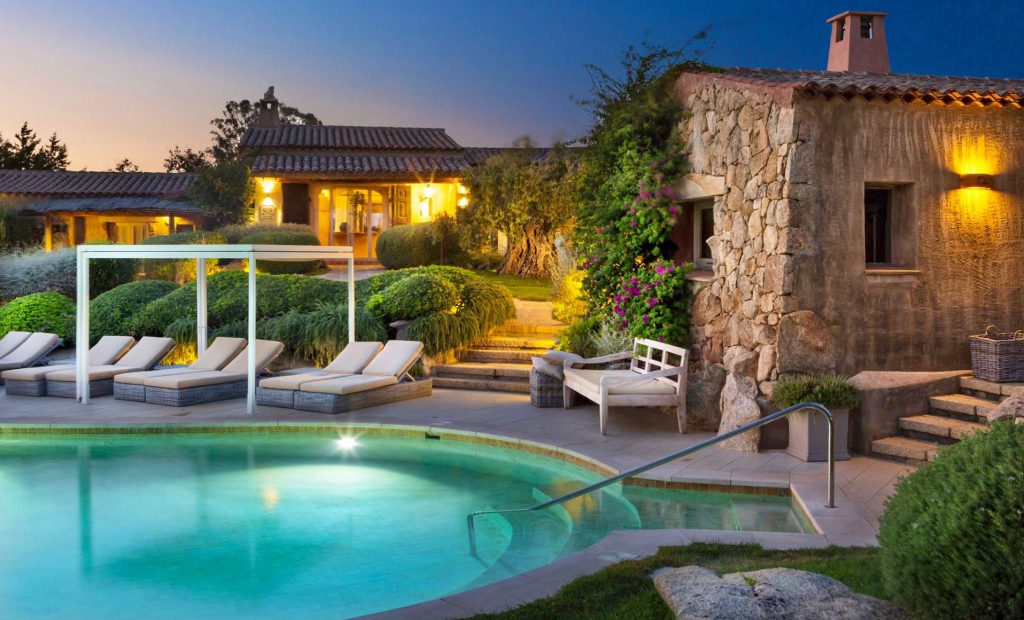 PETRA SEGRETA 16 csm 01 Resort Pool by Night Petra Segreta Resort And Spa San Pantaleo Luxury Stay Sardinia 2379b3b972 JULIA FORMA
