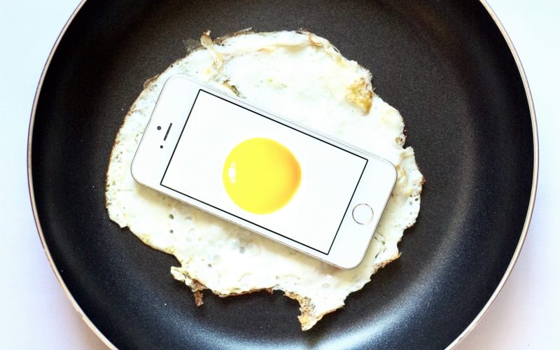 Smartphone sur plat scaled JULIA FORMA