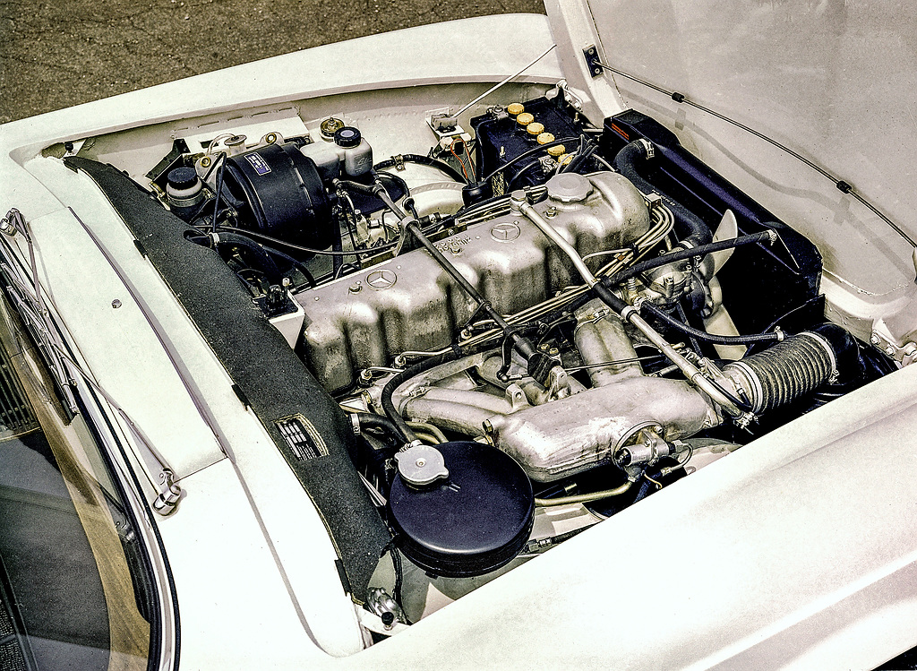 MERCEDES PAGODE SL : l'élégance intemporelle des voitures classiques 12 23c0007 006 JULIA FORMA