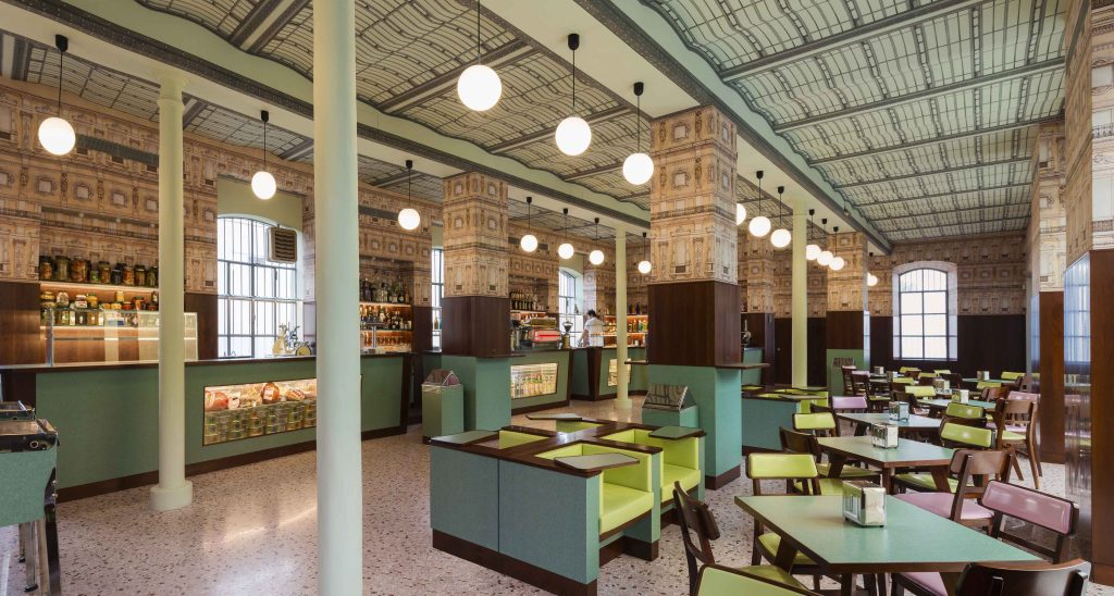 La fondation PRADA : Quand l'architecture devient œuvre d'art 13 Fondazione Prada Bar Luce 1 S JULIA FORMA