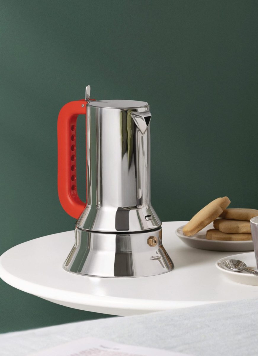 Richard SAPPER : Un génie du design industriel 13 Volta Alessi Richard Sapper Espresso maker 9090 manico forato 2 scaled 1 JULIA FORMA
