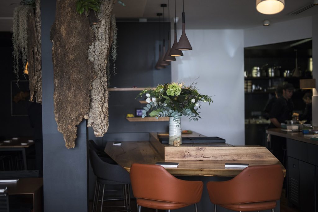 Alexandre MAZZIA bouscule les codes de la haute cuisine 10 alexandre mazzia sept 2019 salle cuisine 5 JULIA FORMA