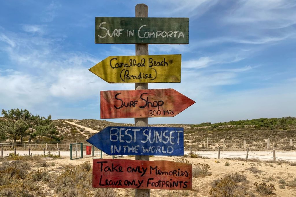Comporta : le joyau caché du Portugal 12 623cb564bf467f13a67f0516 carvalhal beach wood signs comporta alentejo joandso p 1600 JULIA FORMA