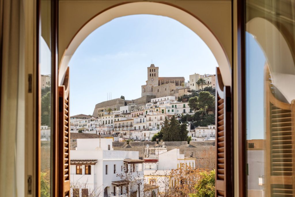 Hôtel MONTESOL Ibiza : un joyau Art Déco rénové avec style et glamour 10 628ba0ba7baa10519328084d Vue 1 Montesol Experimental Hotel Ibiza JULIA FORMA