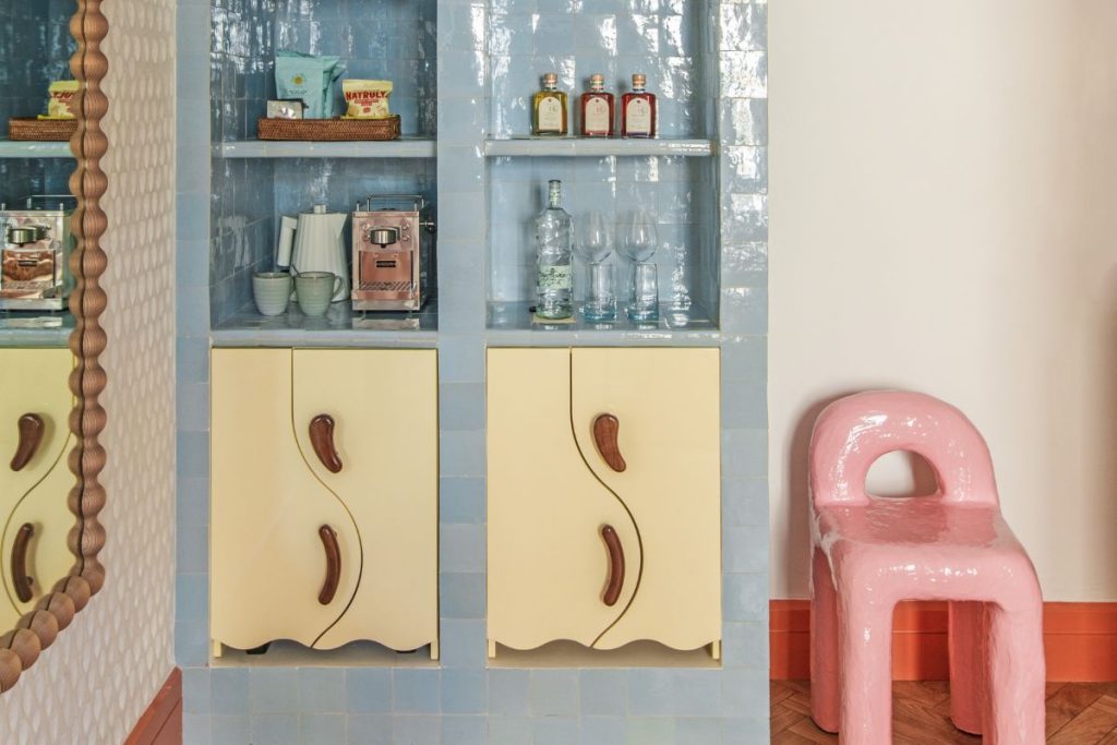 Hôtel MONTESOL Ibiza : un joyau Art Déco rénové avec style et glamour 14 63edeb8d6d25e1e2b6fe7463 eivissa room montesol hotel ibiza JULIA FORMA