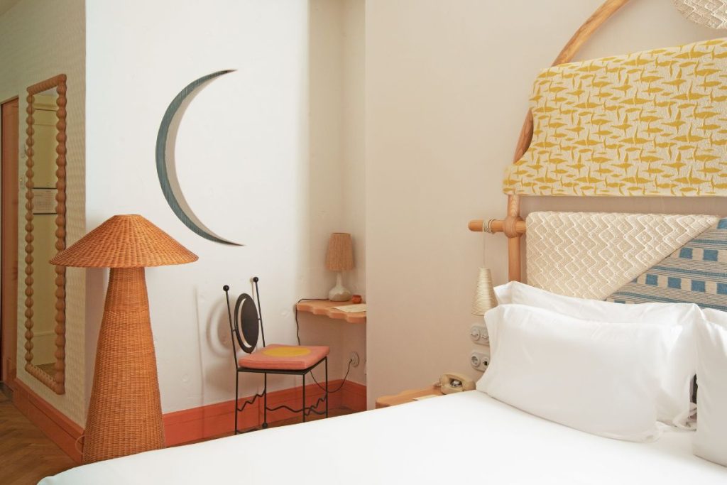 Hôtel MONTESOL Ibiza : un joyau Art Déco rénové avec style et glamour 11 63edec25f8b60c39d1207738 gran eivissa room montesol hotel ibiza JULIA FORMA