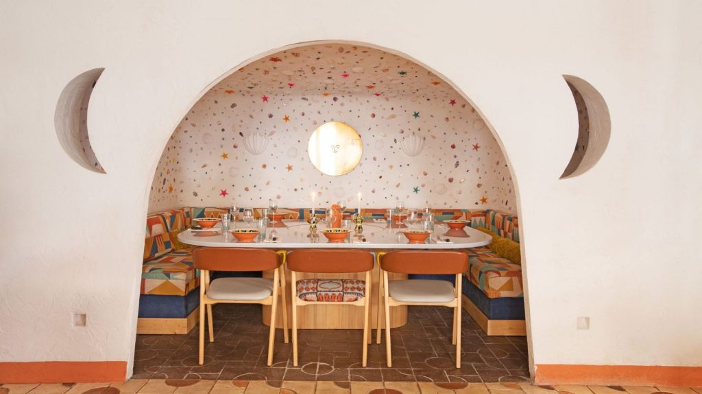 Hôtel MONTESOL Ibiza : un joyau Art Déco rénové avec style et glamour 15 63f6357d2bac6a1dd2660820 hotel montesol ibza cafe and bar p 1600 JULIA FORMA