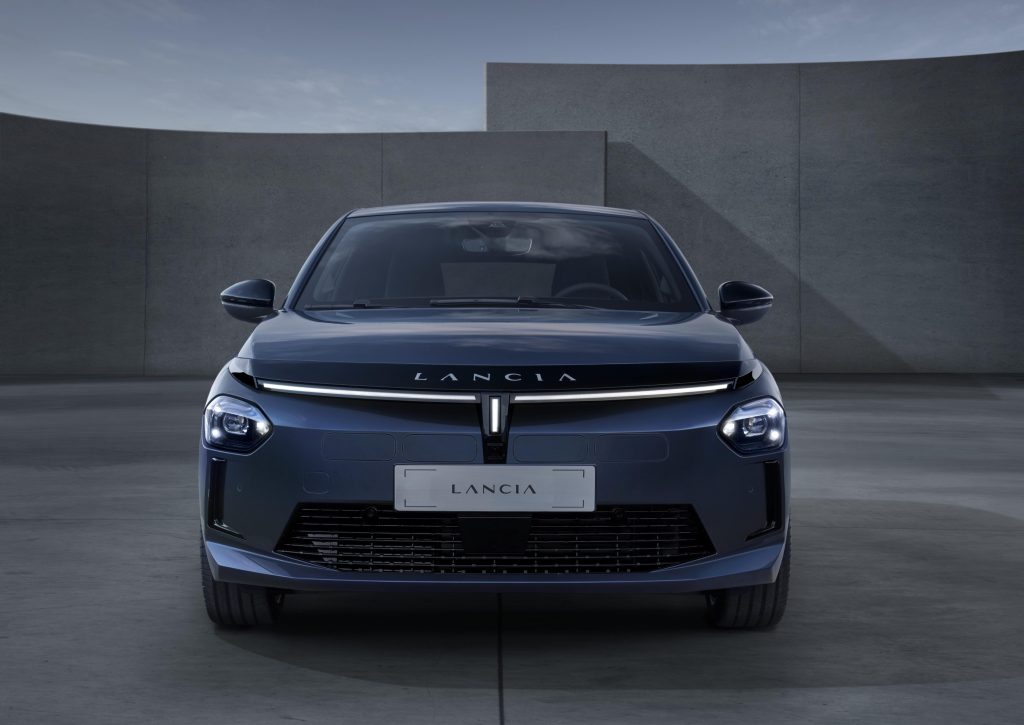 Lancia et Cassina : fusion parfaite entre l'automobile et le design d'excellence 11 10 CASSINA LANCIA Lancia Ypsilon Edizione Limitata Cassina JULIA FORMA