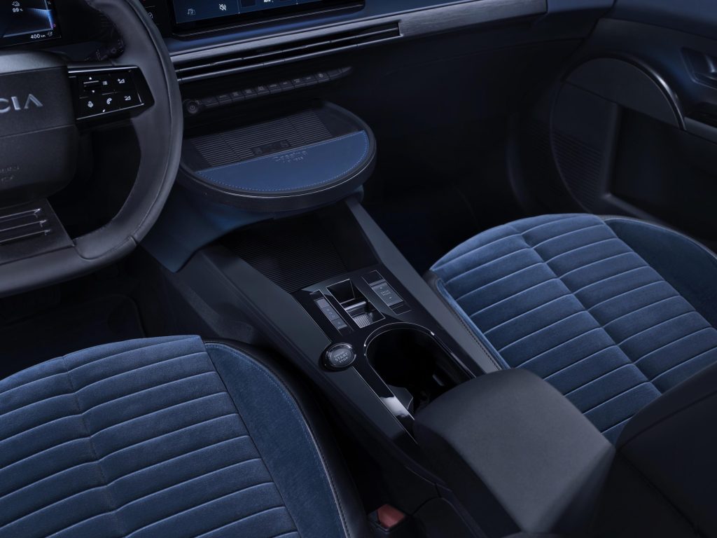 Lancia et Cassina : fusion parfaite entre l'automobile et le design d'excellence 13 11 CASSINA LANCIA Lancia Ypsilon Edizione Limitata Cassina JULIA FORMA