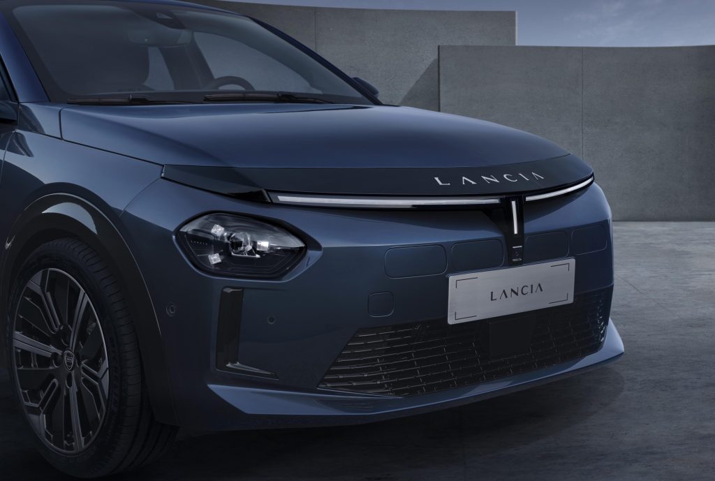Lancia et Cassina : fusion parfaite entre l'automobile et le design d'excellence 15 12 CASSINA LANCIA Lancia Ypsilon Edizione Limitata Cassina JULIA FORMA