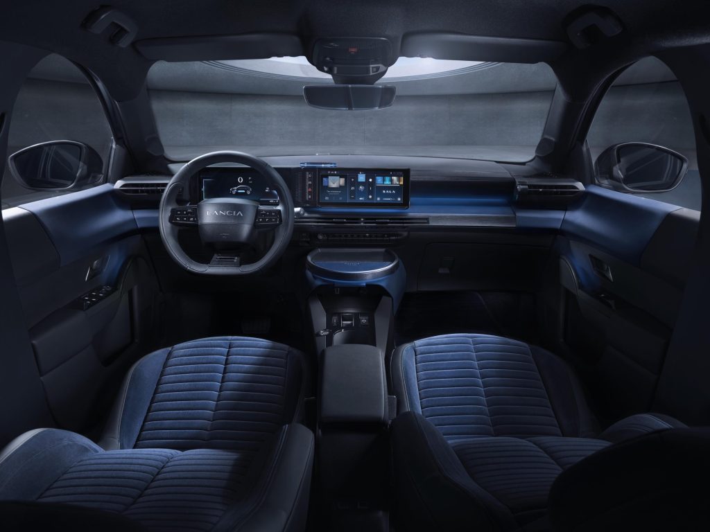 Lancia et Cassina : fusion parfaite entre l'automobile et le design d'excellence 14 9 CASSINA LANCIA Lancia Ypsilon Edizione Limitata Cassina JULIA FORMA