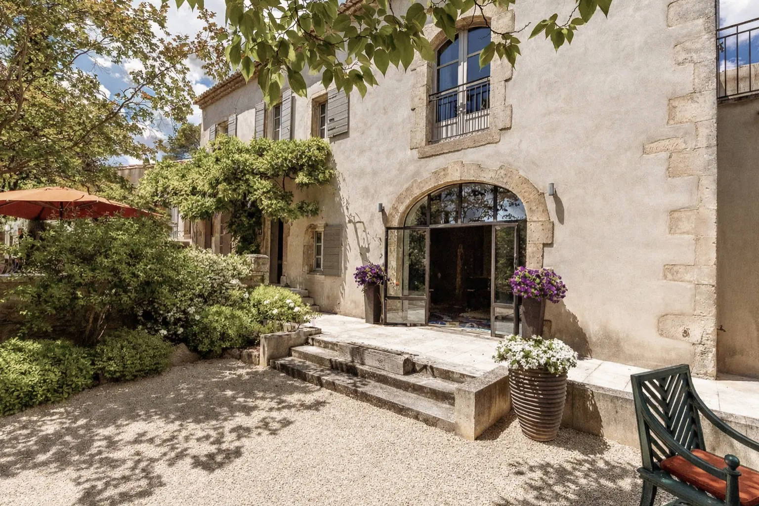 Sylvestre Wahid, un nouveau chapitre au goût du Sud 19 Amarine jardin 16 Villa Infinity