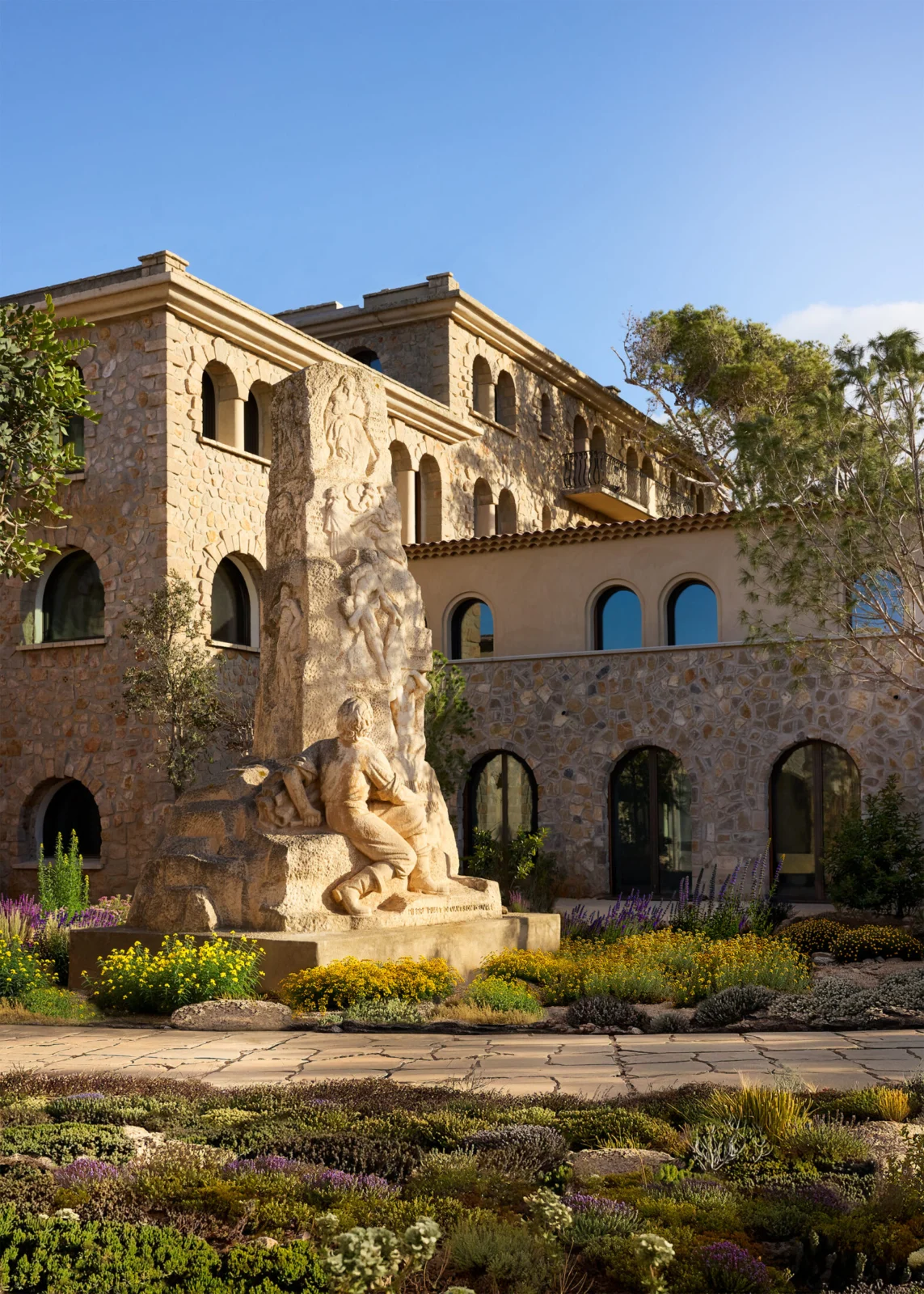 Zannier Île de Bendor, l’utopie solaire de Paul Ricard renaît 13 Zannier Ile de Bendor Delos Exterior 03 Sculpture Nul bien sans peine © DePasqualeMaffini for Zannier Hotels Villa Colette