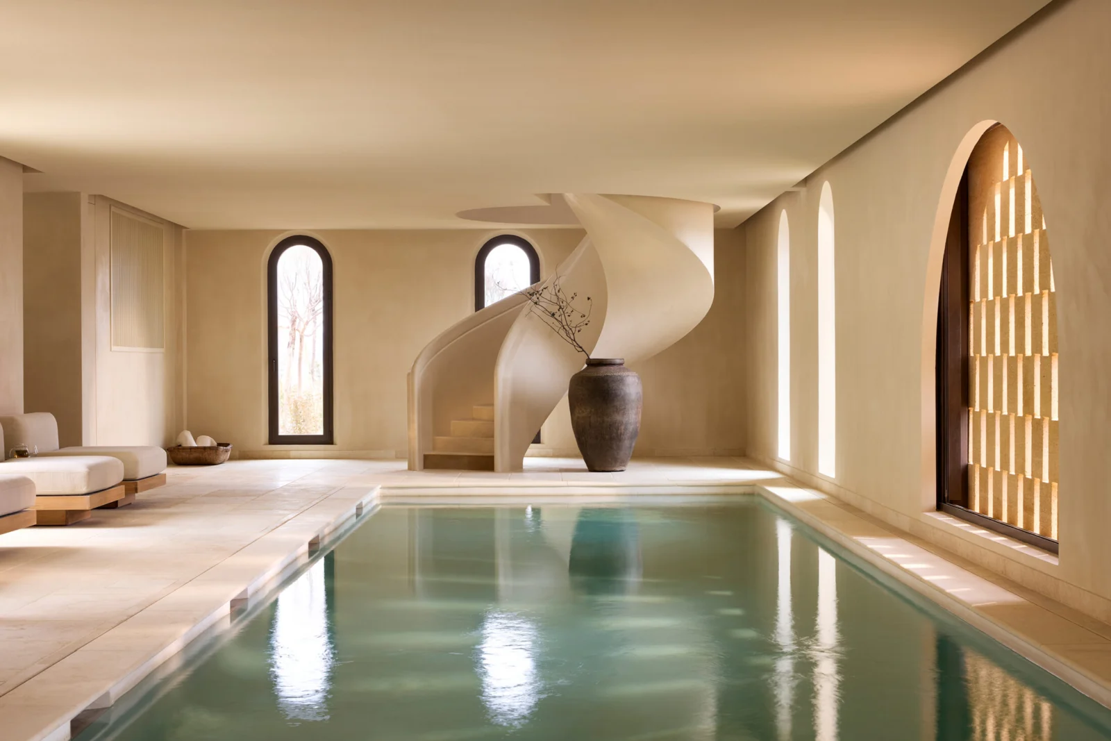 Zannier Île de Bendor, l’utopie solaire de Paul Ricard renaît 29 Zannier Ile de Bendor Resonance Wellness Centre Indoor Pool 01 © DePasqualeMaffini for Zannier Hotels Villa Colette