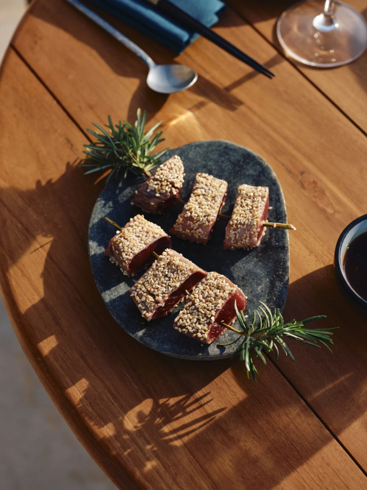 Zannier Île de Bendor, l’utopie solaire de Paul Ricard renaît 25 Zannier Ile de Bendor Signature Dish Soukana Bluefin tuna skewers sesame coriander © Pierre Lucet Penato for Zannier Hotels Villa Colette